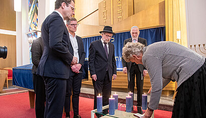 Staatsministerin a.D. Sylvia Löhrmann steht am Rednerpult in der Synagoge in Münster und gestikuliert während ihres Vortrags.