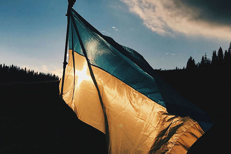 Eine ukrainische Flagge vor blauem Himmel