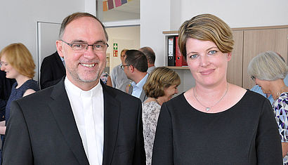 Weihbischof Rolf Lohmann und Nicole Wiethoff freuen sich über die neuen Räume.