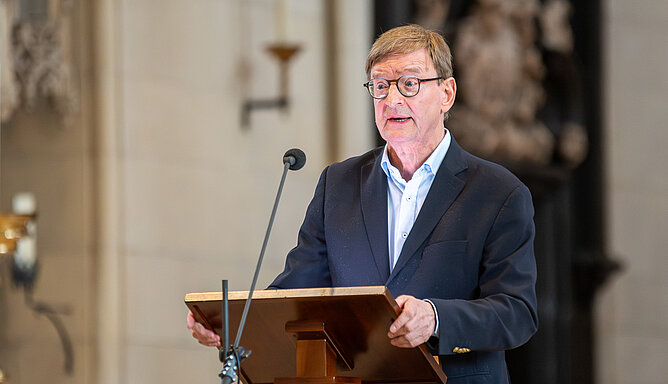 Prof. Dr. Otmar Wiestler steht am Vortragspult im Dom.