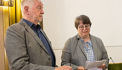 Sara Wiese (rechts) beim Vortrag ihres Statements. Links Bernd Theilmann.