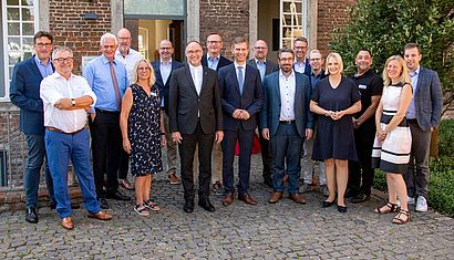 Gruppenbild vor dem Eingang von Kloster Kamp