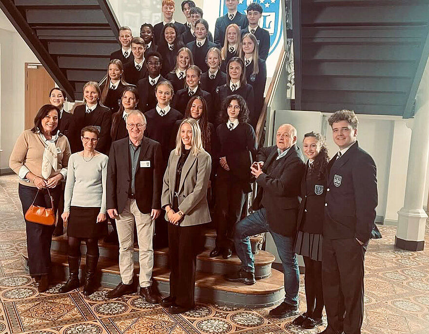 Ein Erinnerungsfoto auf den Stufen im Foyer des Gymnasiums St. Mauritz.