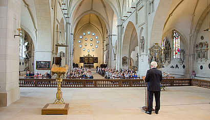 Blick aus dem Altarraum auf den Redner der DomGedanken 2016, Dr. Rudolf Seiters, und das Publikum.