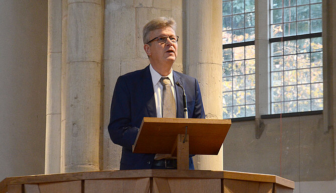 Prof. Dr. Michael Utsch auf der Kanzel der Apostelkirche.