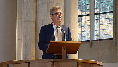 Prof. Dr. Michael Utsch auf der Kanzel der Apostelkirche.