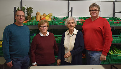 Pfarrer Holger Erdmann freut sich mit den Gründungsmitgliedern der Tafel, Mechthild Luda und Aenne Köllen, sowie Pfarrer Guido Meyer-Wirsching auf die Feierstunde zum zehnjährigen Bestehen