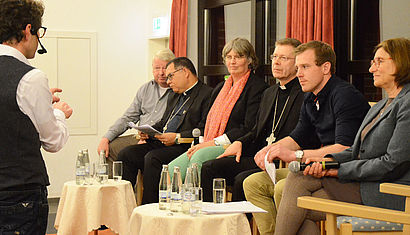 Weihbischof Stefan Zekorn bei einer Podiumsdiskussion in Epe