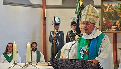 Bischof Felix Genn steht am Ambo der St.-Nikolaus-Kirche in Issum.