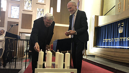 Dr. Heinrich Mussinghoff, ehemaliger Bischof von Aachen und der Vorsitzende der jüdischen Gemeinde Münster, Sharon Fehr, entzünden Kerzen.
