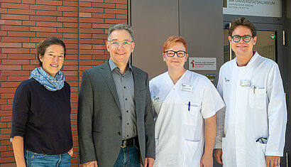 Margarita Temming, Dr. Leo Wittenbecher, Nadine Gerversmann und Professor Dr. Philipp Lenz (von links) stehen vor den Büros der Klinikseelsorge.