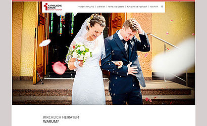 Das Bildschirmfoto der Seite kirchlich-heiraten.de zeigt die Seitennavigation und darunter ein großes Foto mit einem Brautpaar, das fröhlich eine Kirche verlässt.