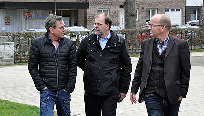 Willem Winschuh, Ralf Lamers und Ulrich Ingenbold (von links) laufen einen Weg entlang und sind in ein Gespräch vertieft.