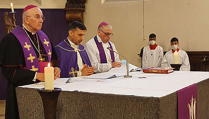 Bischof Dr. Felix Genn (links) und Weihbischof em. Dieter Geerlings (rechts) feierten mit Pastor Rebwar Basa den Gottesdienst.