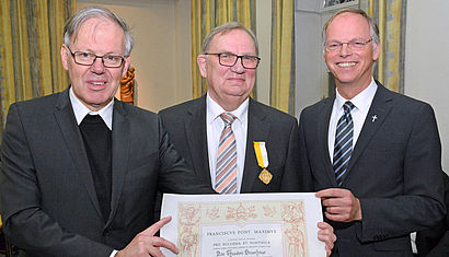 Pfarrer Barthel Kascheur, Theo Brosthaus und Generalvikar Klaus Winterkamp (von links) bei der Ordensverleihung.