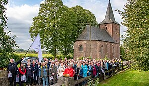 Rund 100 Männer und Frauen stehen vor der Hubertuskapelle in Keylaer.