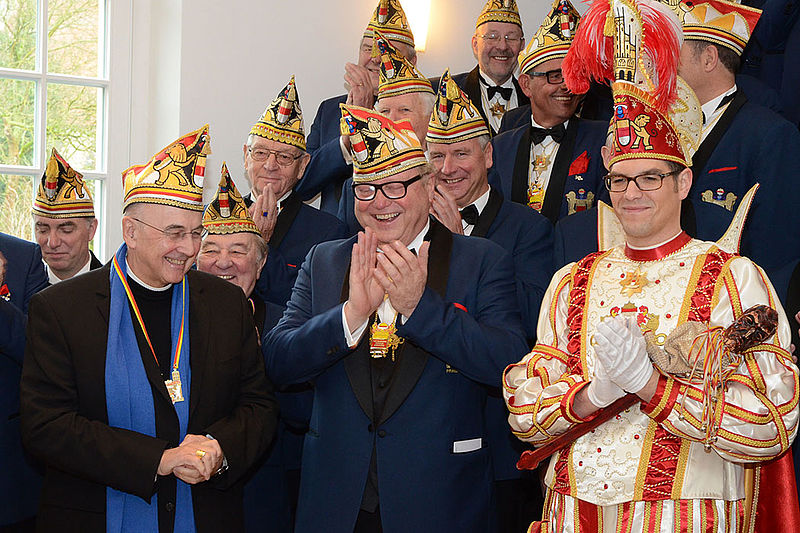Bischof Felix mit Karnevalisten im Bischofshaus