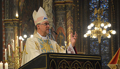 Weihbischof Rolf Lohmann steht während der Predigt an der Kanzel der Marienbasilika.