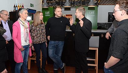 Weihbischof Dr. Stefan Zekorn (2. von rechts) zeigte sich beeindruckt von der Arbeit des Vereins „Ökumenischer Jugendtreff Senden“, der an fünf Standorten in Senden Angebote der offene Kinder- und Jugendarbeit organisiert.