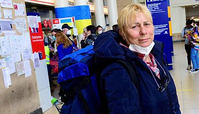 Eine Frau mit einem Rucksack