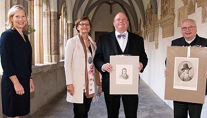 Dr. Udo Grote (Mitte) war mit seiner Frau nach Xanten zu kommen, um das zehnjährige Bestehen des Museums zu feiern. Zum Abschied bekam er von Elisabeth Maas und von Propst Stefan Notz jeweils einen Kupferstich geschenkt.
