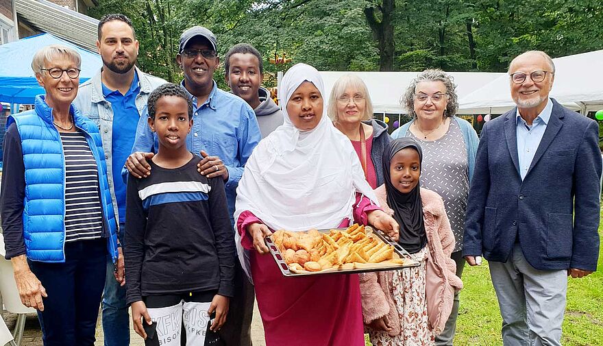 Mehrere Menschen stehen zu einem Gruppenbild zusammen