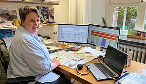 Hildegard Lehnert sitzt an einem Schreibtisch. Hildegard Lehnert sitzt an einem Schreibtisch.