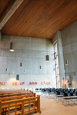 Zu sehen ist der Innenraum der St.-Anna-Kirche, auch das holzvertäfelte Dach ist zu erkennen.