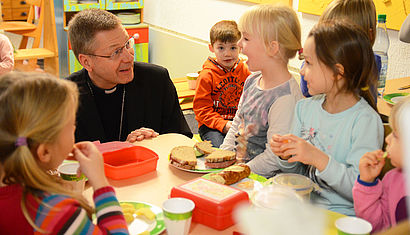 Im Frühstückscafé kam Weihbischof Zekorn mit den Kindern der Kita St. Lambertus in Walstedde ins Gespräch
