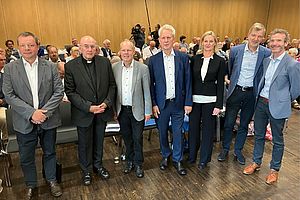 Von links: Peter Tenbusch, Felix Genn, Stefan Orth, Akademiedirektor Antonius Kerkhoff, Lioba Werth, Thomas Großbölting und Joachim Frank. Im Hintergrund das Publikum der Veranstaltung im Franz Hitze Haus. Von links: Peter Tenbusch, Felix Genn, Stefan Orth, Akademiedirektor Antonius Kerkhoff, Lioba Werth, Thomas Großbölting und Joachim Frank. Im Hintergrund das Publikum der Veranstaltung im Franz Hitze Haus.