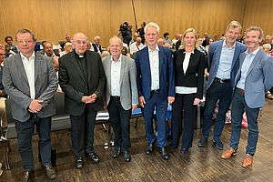 Von links: Peter Tenbusch, Felix Genn, Stefan Orth, Akademiedirektor Antonius Kerkhoff, Lioba Werth, Thomas Großbölting und Joachim Frank. Im Hintergrund das Publikum der Veranstaltung im Franz Hitze Haus.