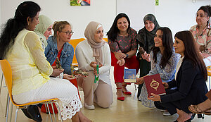 Gruppenfoto der Frauen die sich zuletzt als Kulturmittlerinnen qualifiziert haben. Gruppenfoto der Frauen die sich zuletzt als Kulturmittlerinnen qualifiziert haben.