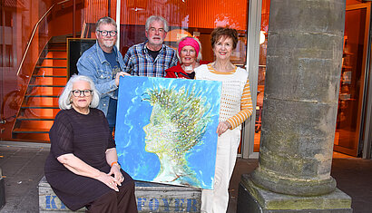 Die Künstlerin Ruth Blanke (rechts) und der Kunstkreis des Kirchenfoyers mit (von links) Karin Dame, Rupert König, Antonius Burges, Gabriele Sobke und Ruth Blanke.