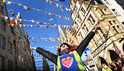 Mensch mit "Mensch Münster" beim Karneval in Münster