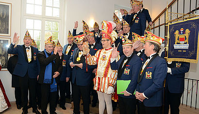 Bischof Genn steht mit Prinz Christian I. und der Prinzengarde im Foyer des Bischofshauses.