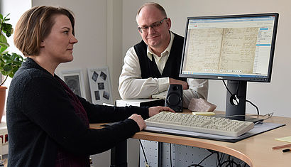 Dr. Verena Bölsker und Dirk Unterbrink bereiteten den Onlineauftritt der Kirchenbücher vor.