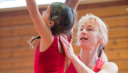 Frau und Mädchen beim Turnen