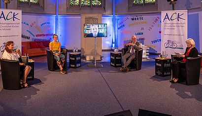 Ihre Meinung zur Kirche sagten (von links) Maria Salinas, Matilda Kohnen, per Video zugeschaltet Andreas Krebs und Markus Lewe. Die evangelische Landespfarrerin Petra Schulze moderierte die Podiumsdiskussion. 