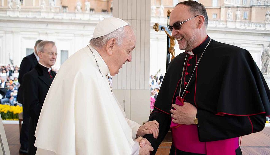 Der Papst gibt Weihbischof Lohmann die Hand.