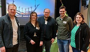 Felix Elbers, Chiara Beyer, Timo Donnermeyer, Hendrik Roos und Anna-Lena Vering stehen im Versammlungsraum. Felix Elbers, Chiara Beyer, Timo Donnermeyer, Hendrik Roos und Anna-Lena Vering stehen im Versammlungsraum.
