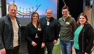 Felix Elbers, Chiara Beyer, Timo Donnermeyer, Hendrik Roos und Anna-Lena Vering stehen im Versammlungsraum.