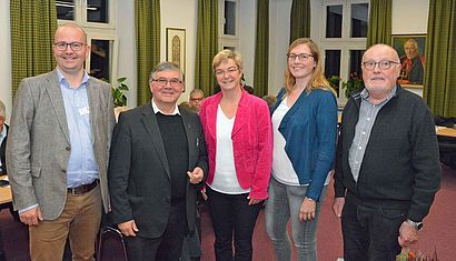 Kreisdekanatsgeschäftsführer Patrick de Vries, Pastor Alois van Doornick, Lisa Rotert (Leiterin Geschäftsstelle Diözesanrat und Diözesankomitee), Kerstin Stegemann und Edmund Raadts (von links) stehen in einem Saal des Priesterhauses.