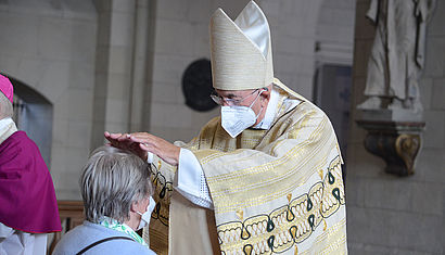 Bischof Genn segnet Frau