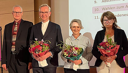 Die wiedergewählten Aufsichtsratsmitglieder Mechthild König (von recht), Claudia Dues und Antonius Hamers. Links Wahlleiter Michael Focke.
