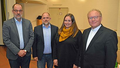 Im Veranstaltungssaal stehen (von links) Peter Frings, Andrè Fritz, Bernadette Baldeau und Gregor Kauling.