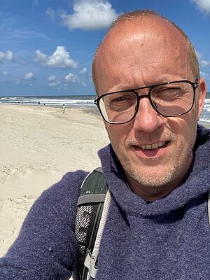Peter Havers am Strand von Wangerooge. Peter Havers am Strand von Wangerooge.