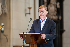 Prof. Dr. Otmar Wiestler steht am Vortragspult im Dom.