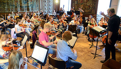 60 Schüler bilden das Orchester. 