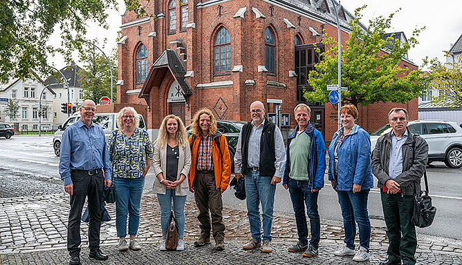 Die Mitglieder der Ökumenekommission des Bistums Münster stehen vor der Friedenskirche in Oldenburg.