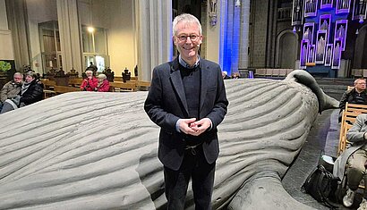 Norbert Köster steht vor dem Wal-Kunstwerk in Xanten.